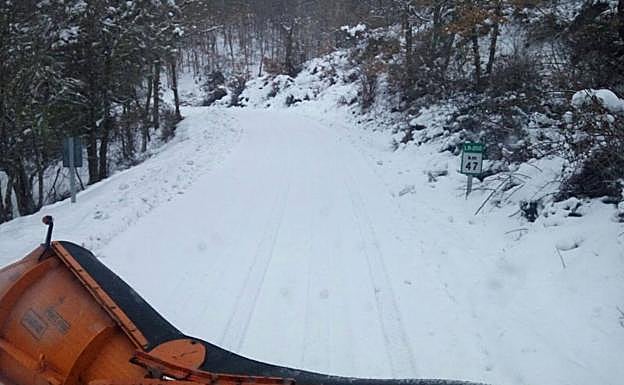 Un quitanieves opera en una carretera riojana.