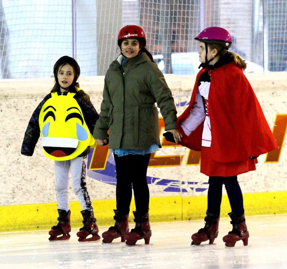 El centro deportivo municipal de Lobete celebró el Carnaval del hielo entre patines y originales disfraces