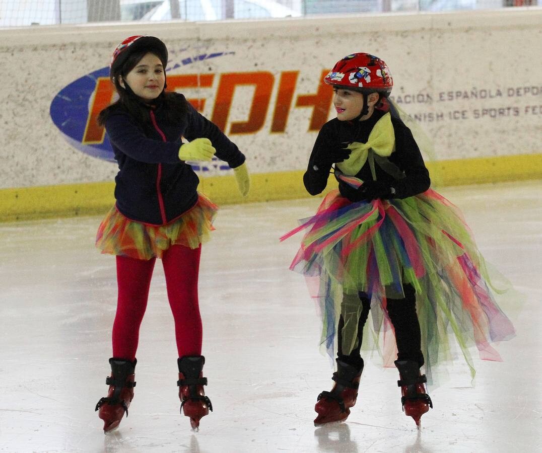 El centro deportivo municipal de Lobete celebró el Carnaval del hielo entre patines y originales disfraces