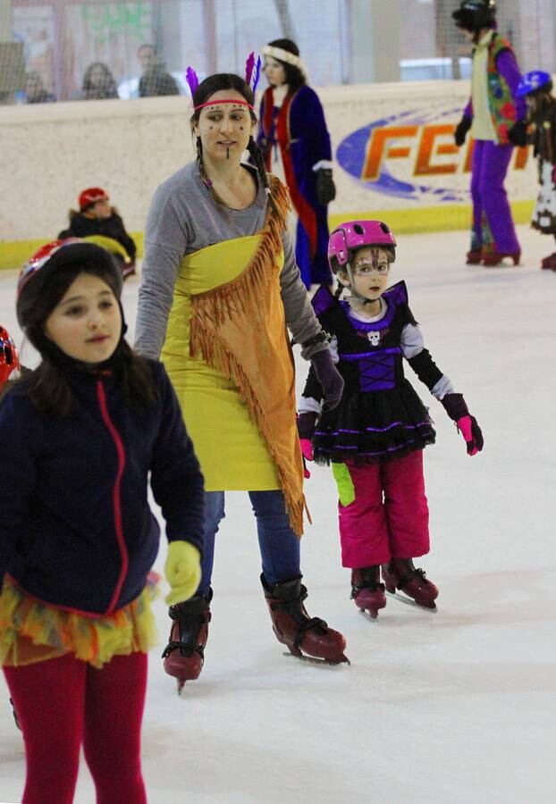 El centro deportivo municipal de Lobete celebró el Carnaval del hielo entre patines y originales disfraces