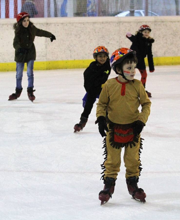 El centro deportivo municipal de Lobete celebró el Carnaval del hielo entre patines y originales disfraces