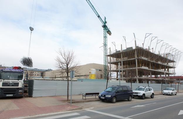 Residencial de 20 pisos con piscina y jardines comunitarios que Zenón Hernáiz está construyendo junto al colegio de la Guindalera, a un paso de Las Gaunas.