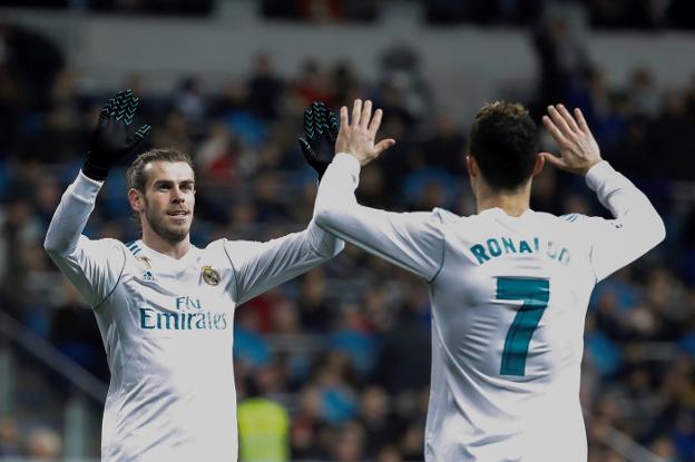 Bale y Cristiano se saludan en el partido ante la Real Sociedad. :: efe