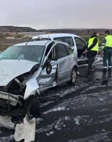 Imagen secundaria 2 - Una tormenta de hielo y nieve provoca un accidente con treinta coches y 20 heridos en la A-12 en Navarrete