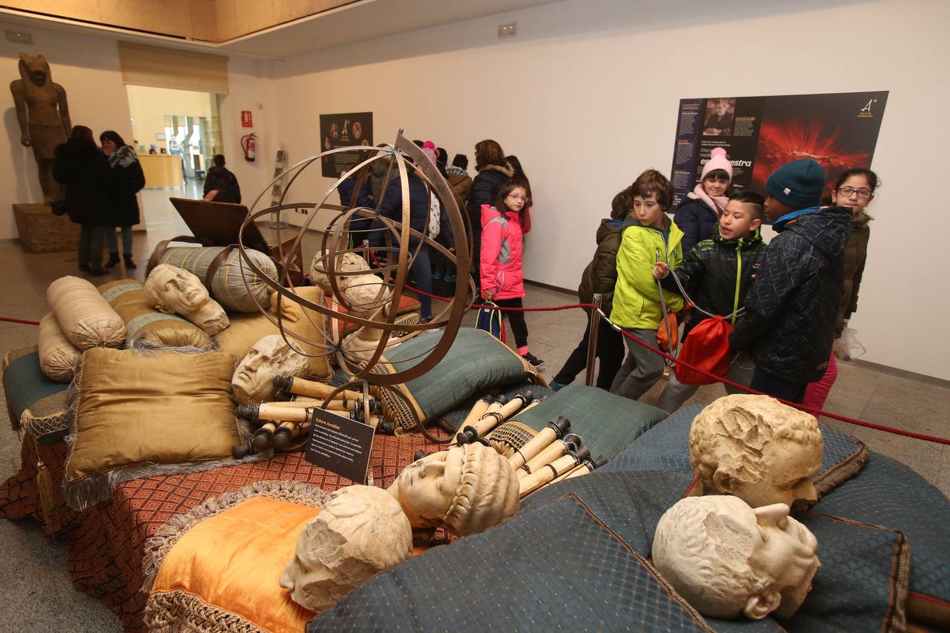 Alumnos del colegio Duquesa de la Victoria visitaron la muestra 'Con A de Astrónoma', que se puede ver en la Casa de las Ciencias.