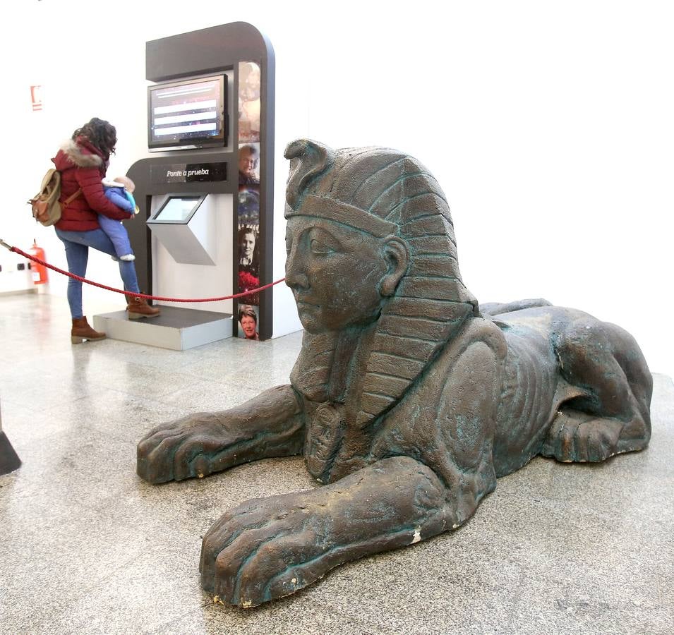 Alumnos del colegio Duquesa de la Victoria visitaron la muestra 'Con A de Astrónoma', que se puede ver en la Casa de las Ciencias.