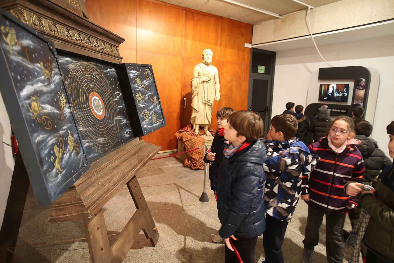 Alumnos del colegio Duquesa de la Victoria visitaron la muestra 'Con A de Astrónoma', que se puede ver en la Casa de las Ciencias.