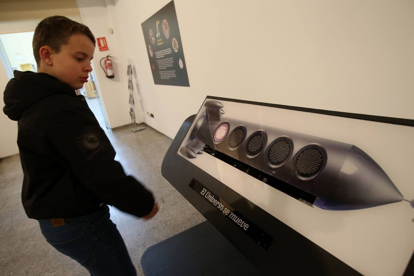 Alumnos del colegio Duquesa de la Victoria visitaron la muestra 'Con A de Astrónoma', que se puede ver en la Casa de las Ciencias.
