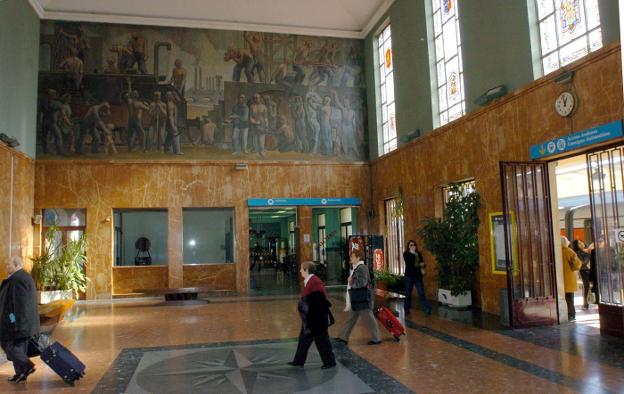 Vestíbulo de la antigua estación de tren de Logroño, con los murales al fondo. :: juan marÍN