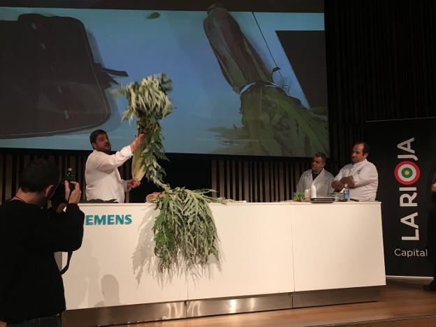 El cocinero calagurritano Ventura Martínez mostró cómo limpiar y rizar el cardo para elaborarlo en ensalada. :: l.r.c.