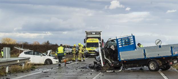 La LR-254 quedó cortada durante más de dos horas y media tras el brutal impacto en la que falleció una vecina de Entrena. :