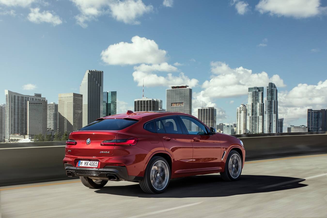 BMW renueva el X4. El nuevo modelo aporta una dinámica de conducción mejorada, un diseño que acentúa el carácter deportivo y añade sistemas de asistencia de última generación y tecnologías de conectividad.