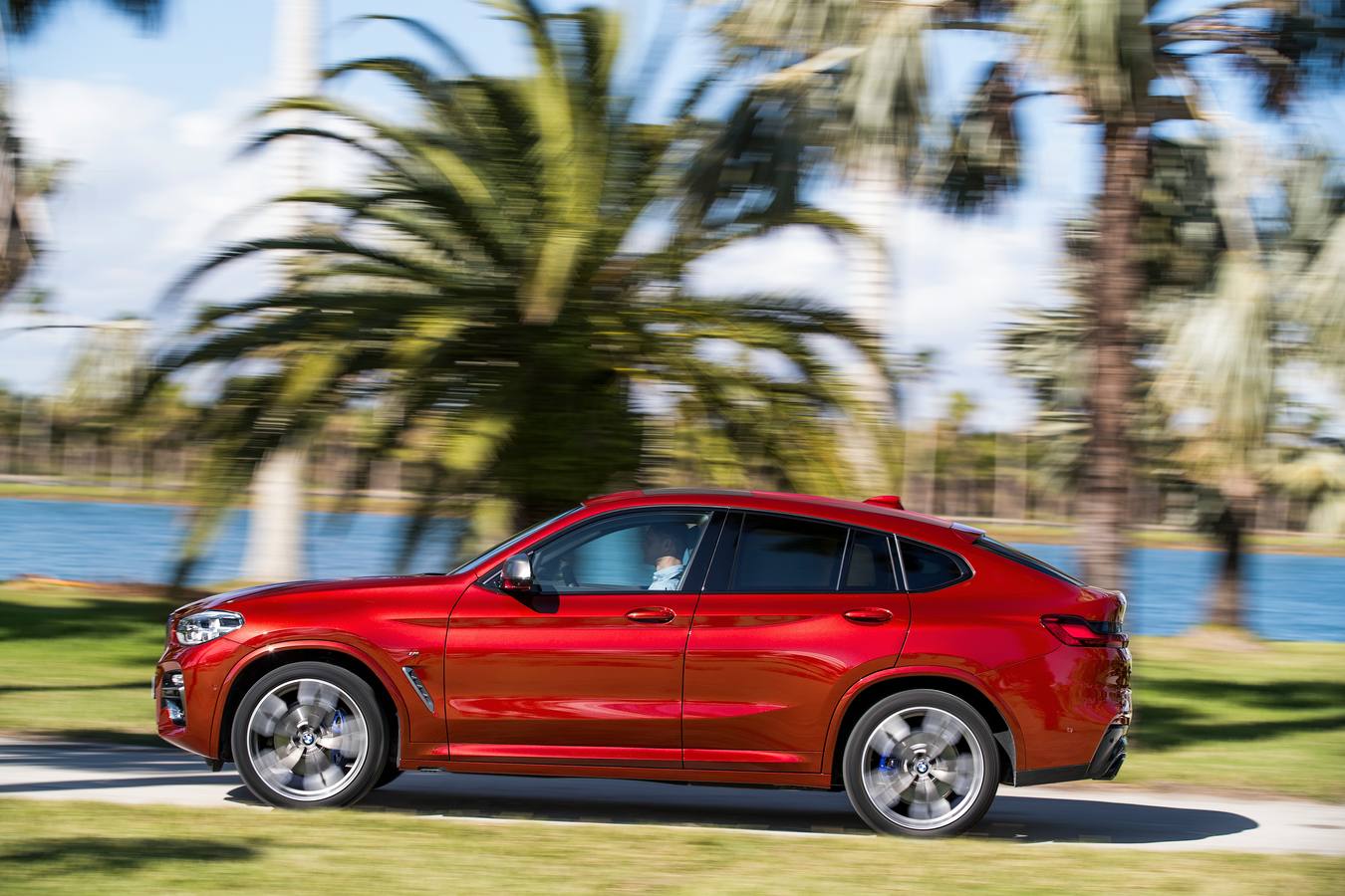 BMW renueva el X4. El nuevo modelo aporta una dinámica de conducción mejorada, un diseño que acentúa el carácter deportivo y añade sistemas de asistencia de última generación y tecnologías de conectividad.