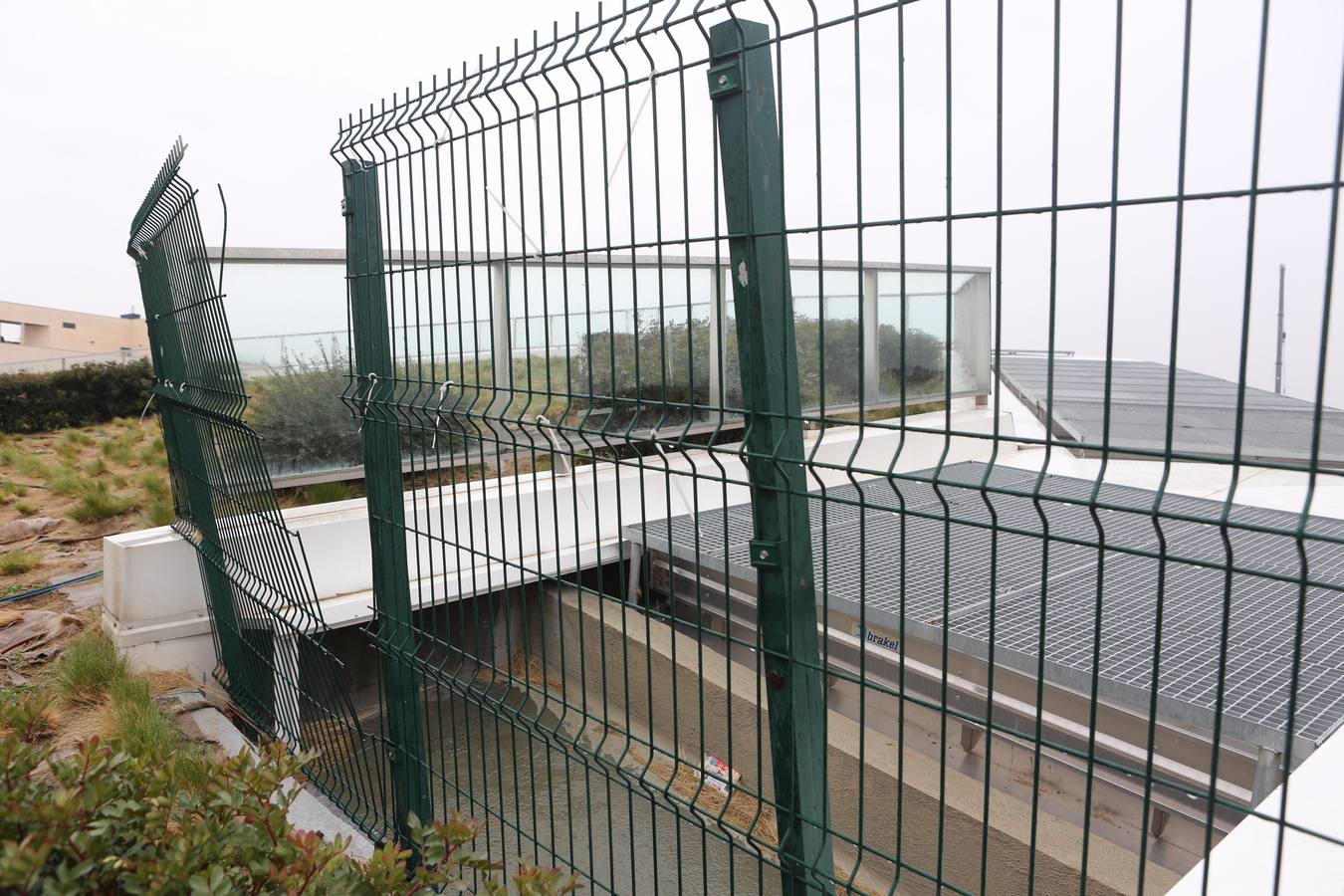 El parque sobre la estación de tren de Logroño acumula daños y destrozos por actos vandálicos en el equipamiento urbano