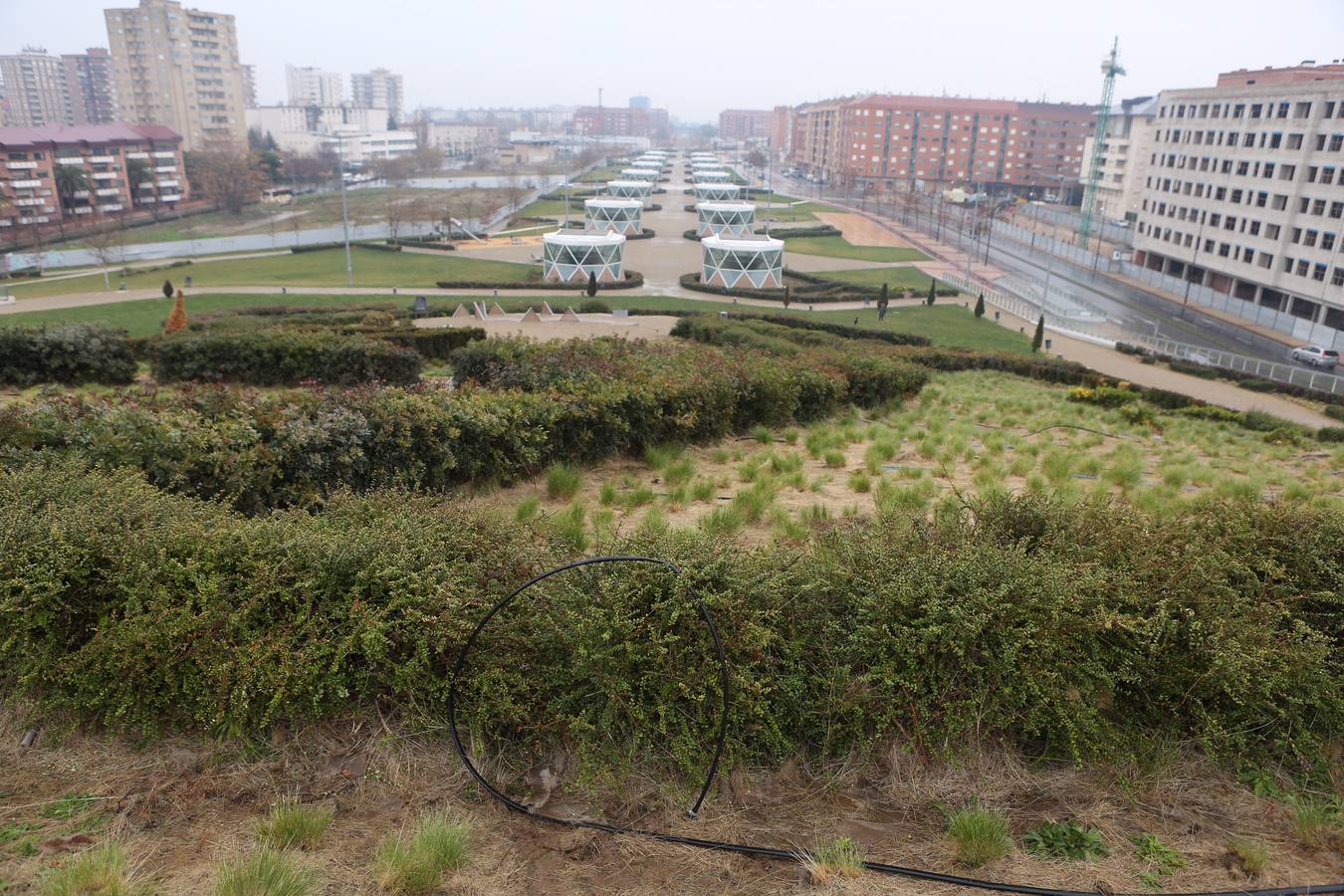 El parque sobre la estación de tren de Logroño acumula daños y destrozos por actos vandálicos en el equipamiento urbano