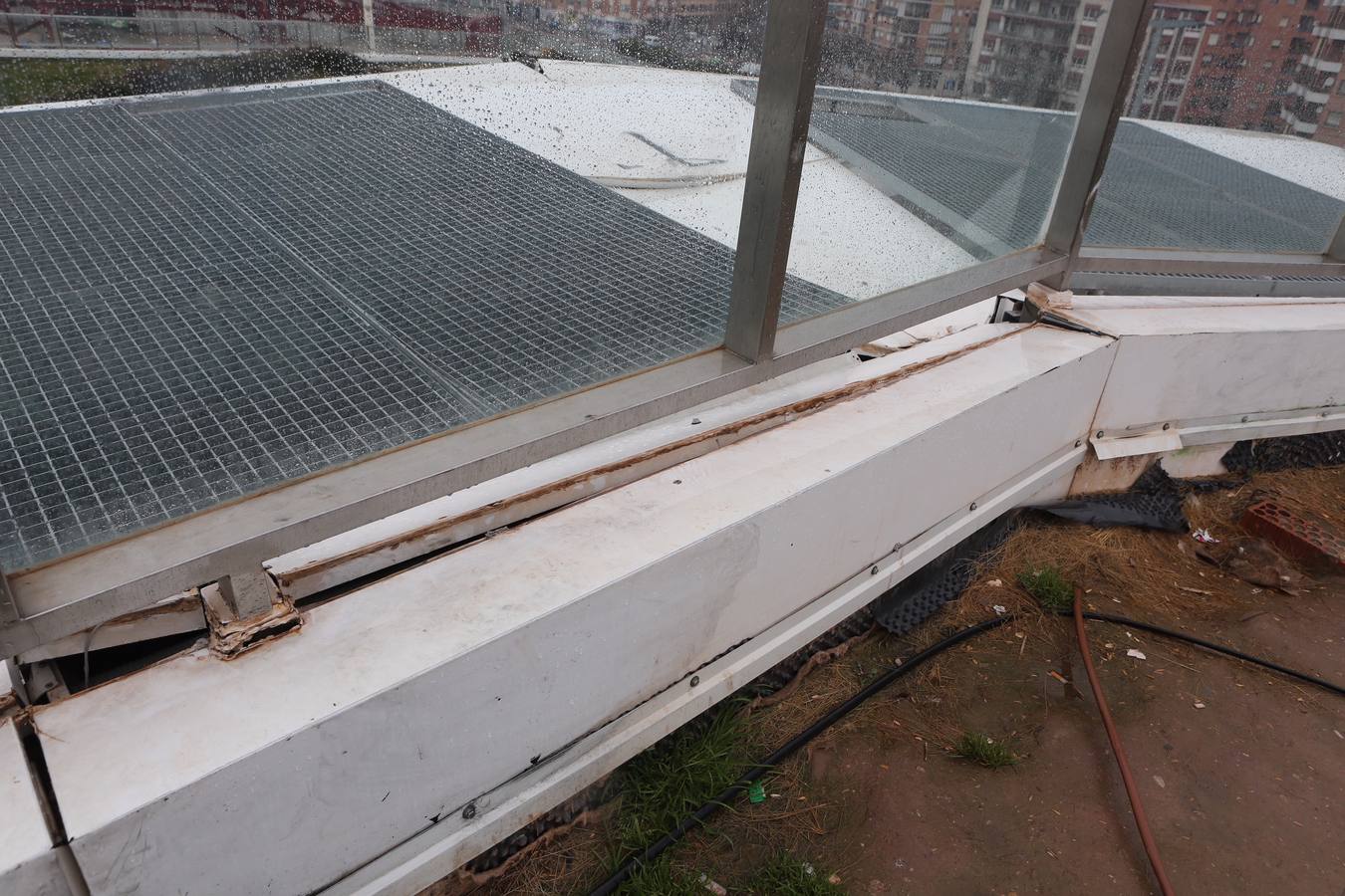 El parque sobre la estación de tren de Logroño acumula daños y destrozos por actos vandálicos en el equipamiento urbano