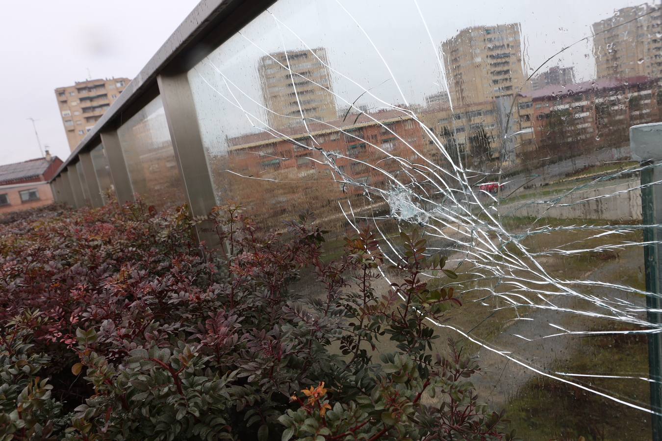 El parque sobre la estación de tren de Logroño acumula daños y destrozos por actos vandálicos en el equipamiento urbano