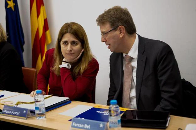 Marta Pascal y el diputado Ferrán Bel, durante una reunión del Consejo Nacional del PDeCAT . :: Enric Fontcuberta / EFE