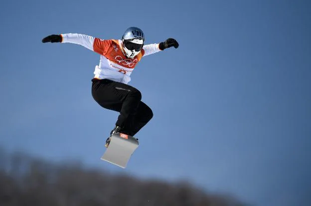Regino Hernández durante el ejercicio de snowboardcross en la pista de Phoenix Park y en el podio de medallistas en Pyeongchang. :: afp