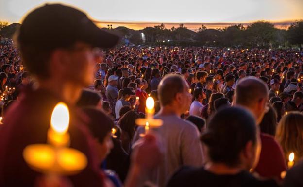 Miles de personas, durante una vigilia tras la masacre. 