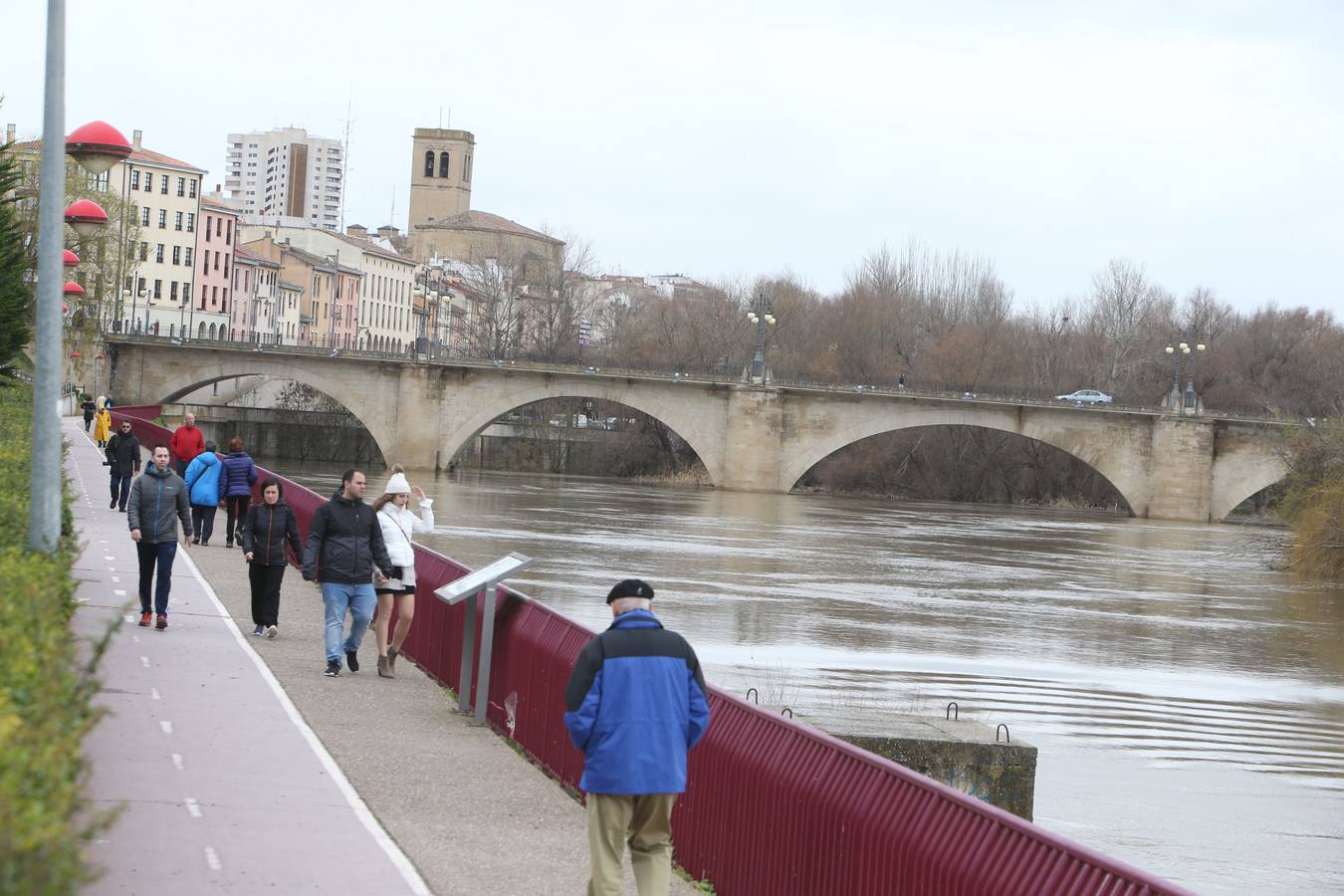 El deshielo empieza a hacer subir el nivel del Ebro a su paso por Logorño