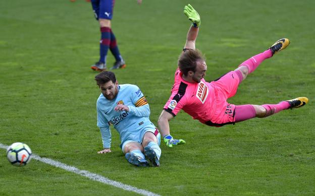 Messi y Dmitrovic, en una acción del partido entre el Eibar y el Barça. :: afp