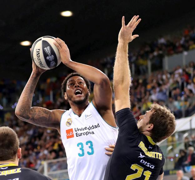 Trey Thompkins intenta superar la defensa del jugador del Iberostar Tenerife Tim Abromaitis. :: efe