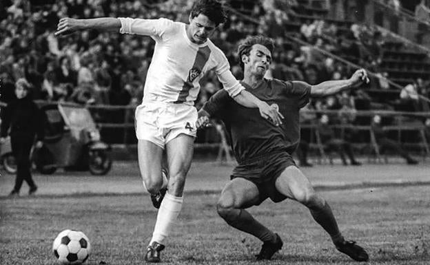 Lutz Eigendorf (izda.), durante un partido con el Dynamo de Berlín en 1975.