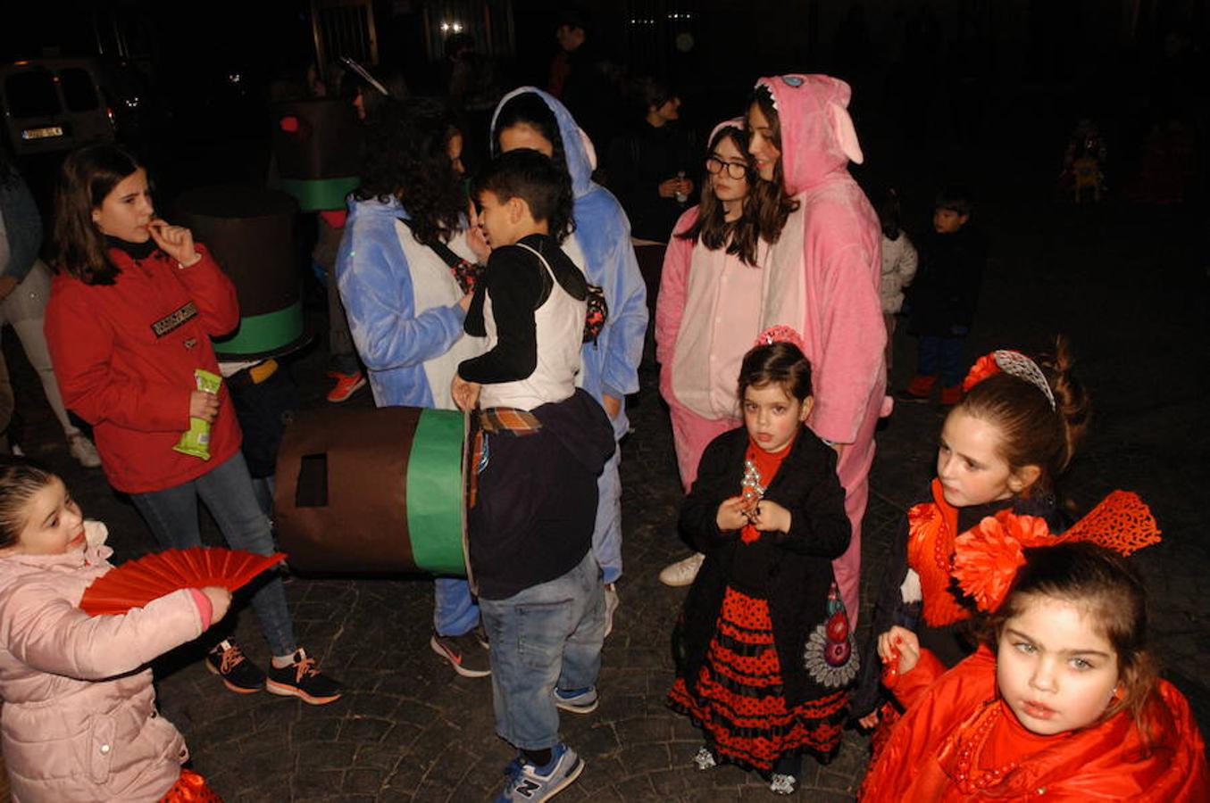 El entorno de las localidades del Alhama-Linares ha celebrado su tradicional desfile de carnaval. Gran ambiente de fiesta en Rincón de Olivedo donde año a año se superan con los disfraces.