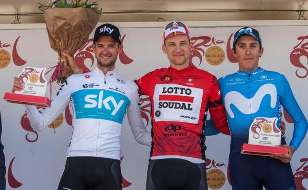 El belga Tim Wellens (c), junto a Wout Poels (i) y Marc Soler (d), en el podio. 