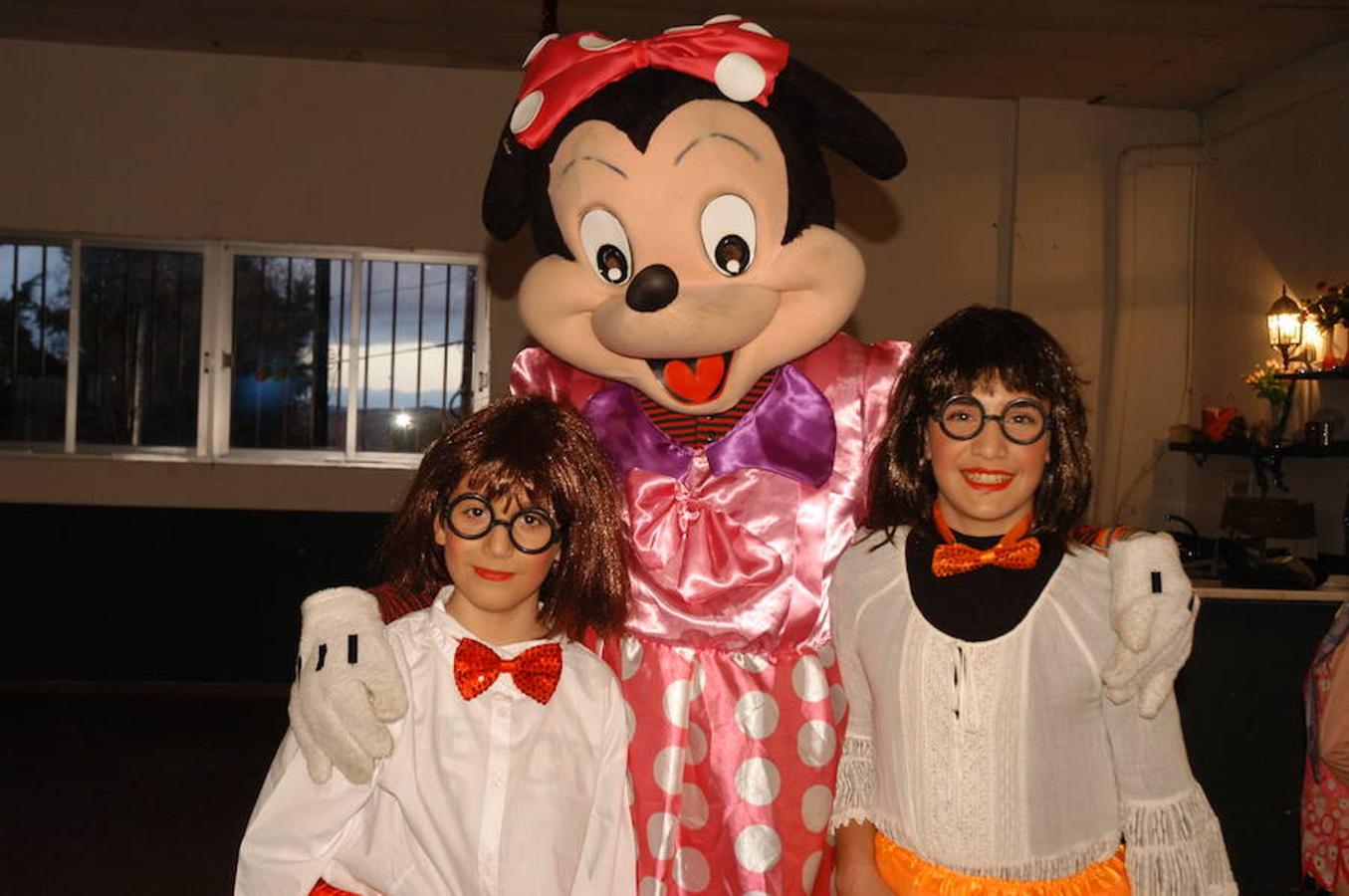 Afición y devoción por el Carnaval. La localidad de Valverde festejó el desfile en honor a Don Carnal con alegría y colorido. Los atuendos para la ocasión lucieron en todo sus esplendor entre peques y mayores.