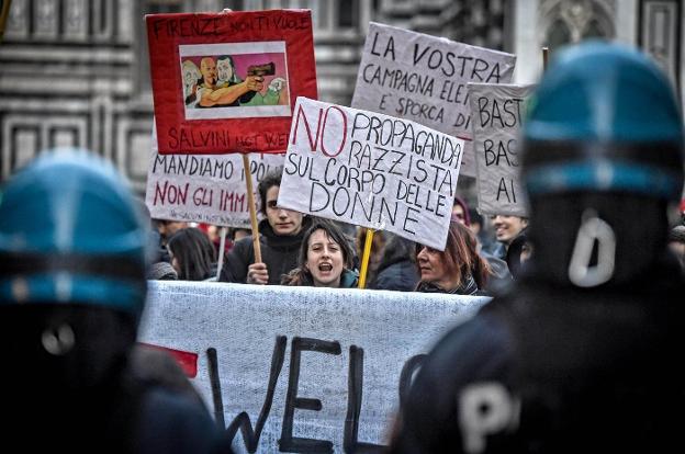 Manifestación contra la visita del líder de la Liga Norte, Matteo Salvini, a Florencia. :: maurizio degl Innocenti

