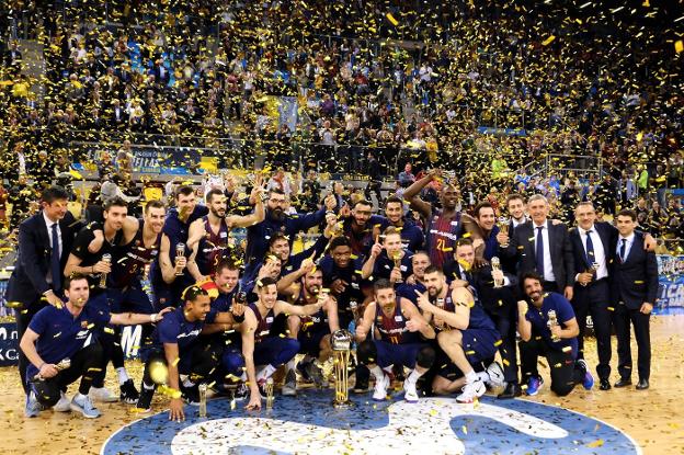 Los técnicos y los jugadores del Barcelona celebran el título de Copa logrado ayer en Las Palmas. :: Ángel Medina / Efe
