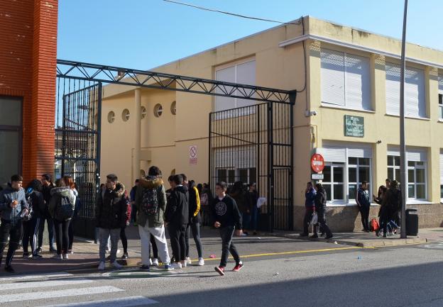 Alumnos de los dos institutos de Calahorra, en la entrada al recinto educativo de Secundaria. :: i. á. 