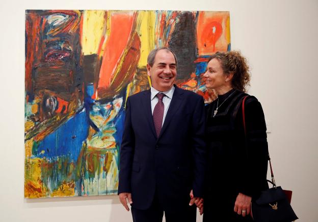 El coleccionista Luis Paulo Montenegro, junto a su esposa Carol Aguiar, presenta la exposición. :: efe