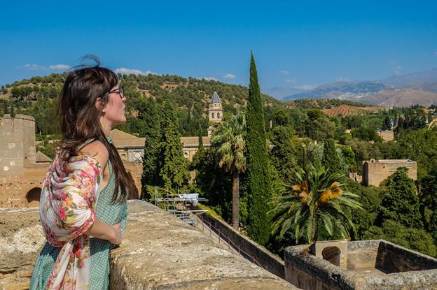 La artista durante su viaje de inspiración a Granada. :: cervezas alhambra