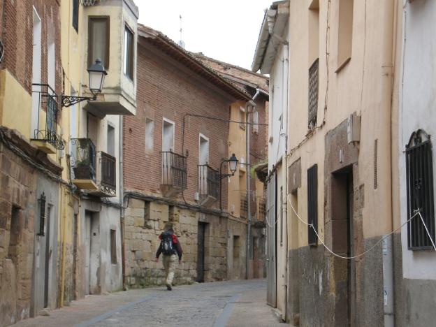 Un peregrino transita por una de las calles del casco antiguo de Navarrete. :: l.r.