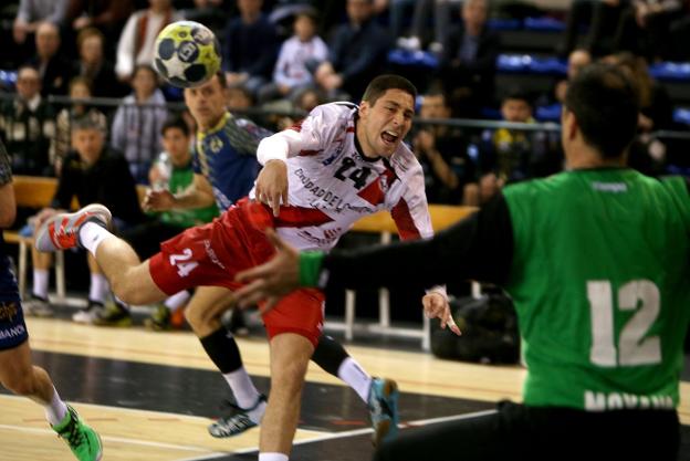 Lazar Kukic lanza a portería en el partido del pasado sábado ante el Cangas. 