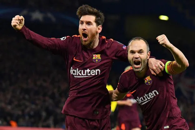 Messi, autor del gol azulgrana, celebra con Iniesta el tanto del empate. :: afp
