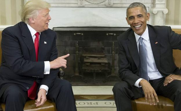 Trump (i) habla con Obama. 