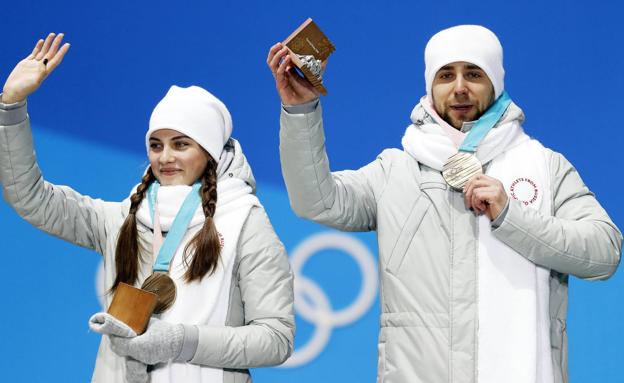 Aleksandr Krushelnitckii, junto a su compañera Anastasia Bryzgalova.