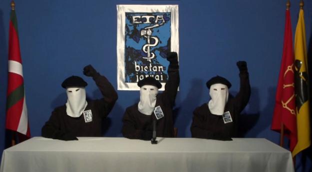 Tres miembros de ETA anuncian el cese de la lucha armada el 20 de octubre de 2011. :: reuters
