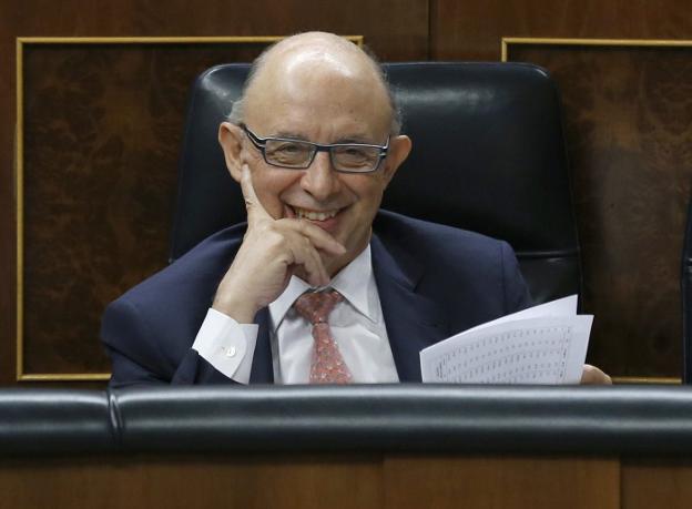 El ministro Cristóbal Montoro sonríe durante un debate en el Congreso. :: Sergio Barrenechea / efe
