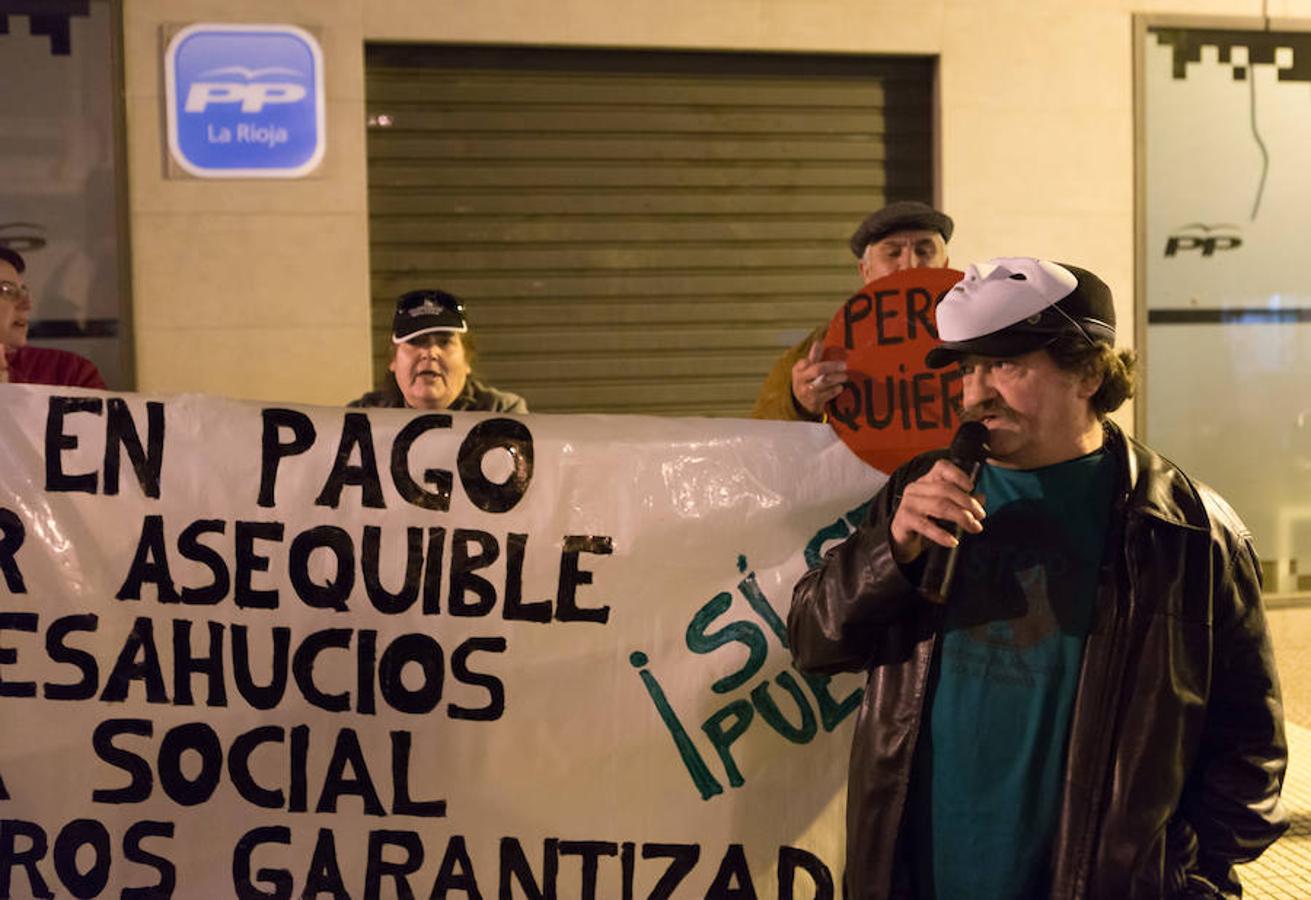 La Plataforma de Afectados por la Hipoteca (PAH) ha realizado una protesta callejera en la puerta de la sede del PP. Reinvindicaciones y vivencias en primera persona para poner nuevamente el problema de los desahucios sobre el tapete.