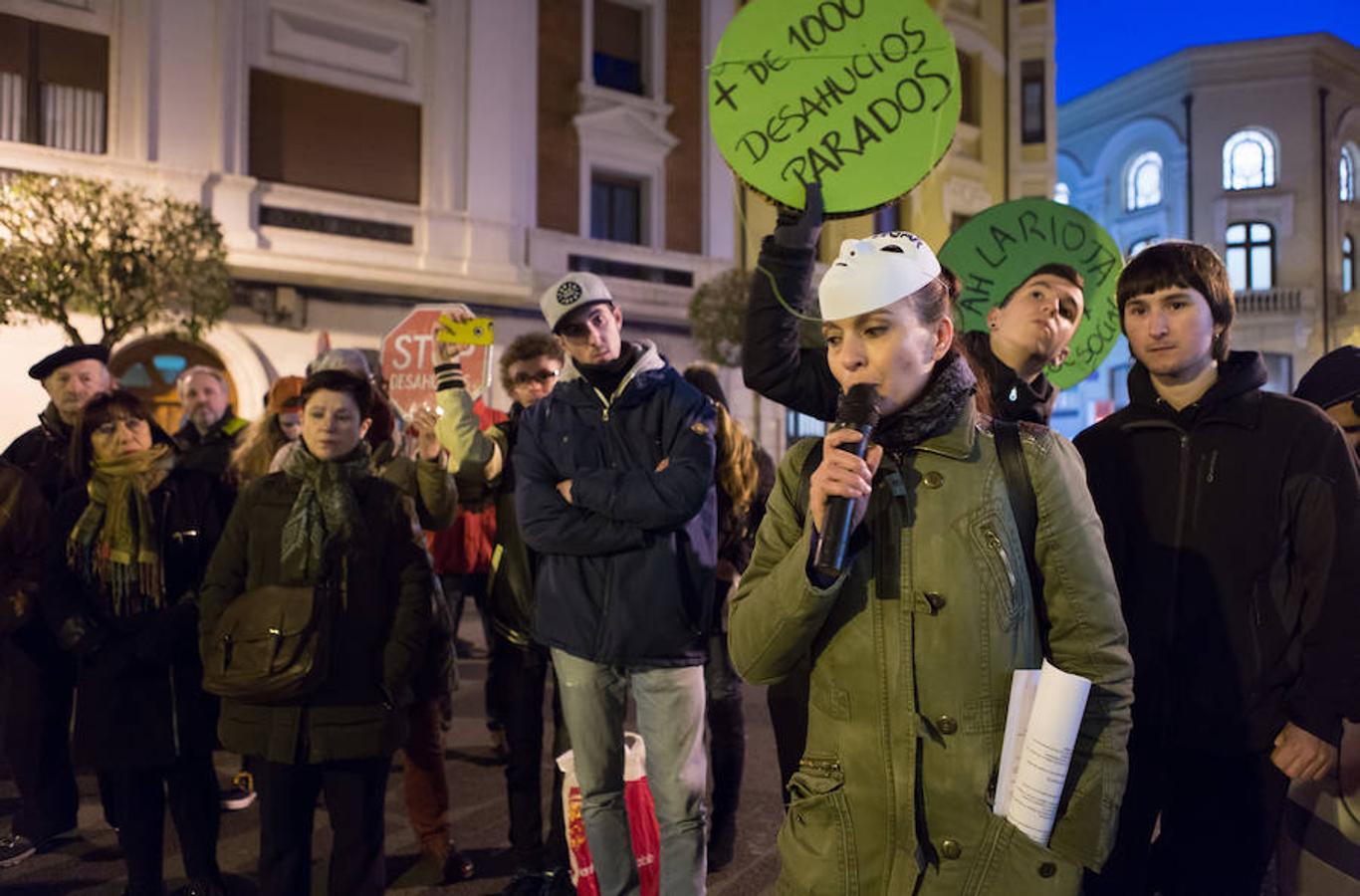 La Plataforma de Afectados por la Hipoteca (PAH) ha realizado una protesta callejera en la puerta de la sede del PP. Reinvindicaciones y vivencias en primera persona para poner nuevamente el problema de los desahucios sobre el tapete.