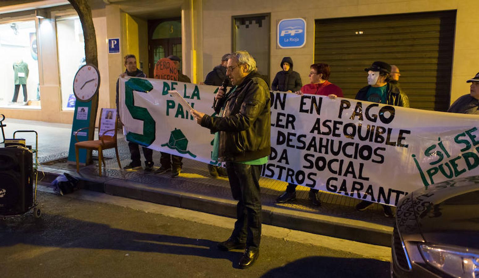 La Plataforma de Afectados por la Hipoteca (PAH) ha realizado una protesta callejera en la puerta de la sede del PP. Reinvindicaciones y vivencias en primera persona para poner nuevamente el problema de los desahucios sobre el tapete.