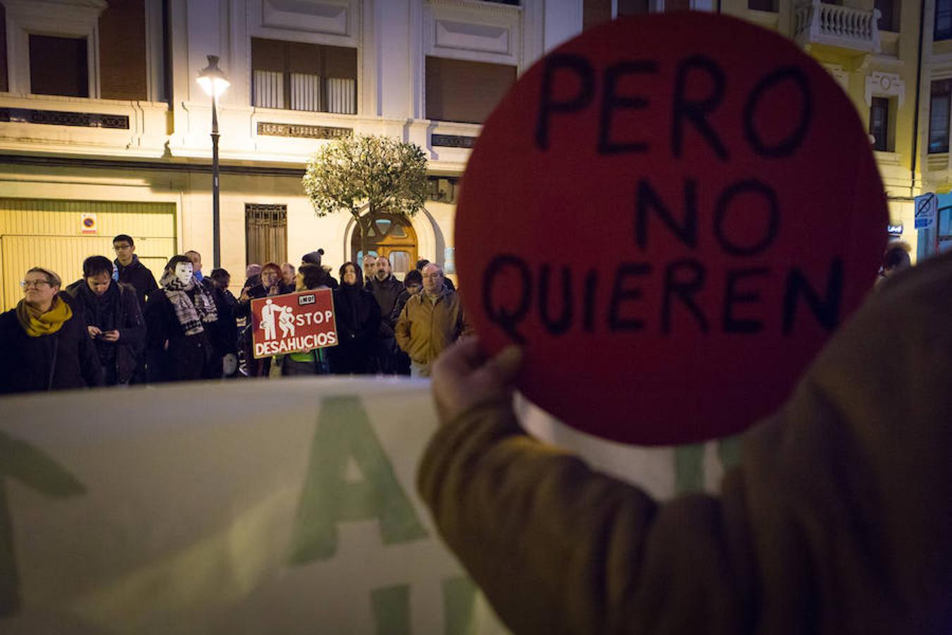 La Plataforma de Afectados por la Hipoteca (PAH) ha realizado una protesta callejera en la puerta de la sede del PP. Reinvindicaciones y vivencias en primera persona para poner nuevamente el problema de los desahucios sobre el tapete.