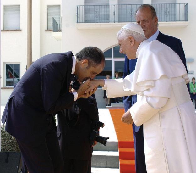 Camps recibe a Benedicto XVI a su llegada a Valencia en julio de 2006. :: ballesteros / efe