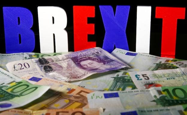 Billetes de euro y libras, frente a la plabra 'Brexit'. 