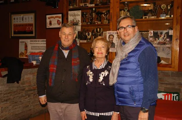 Javier Fuentes, María Ángeles Saseta y Luis Martínez-Portillo en la presentación del socio de honor.:: s.s.j.